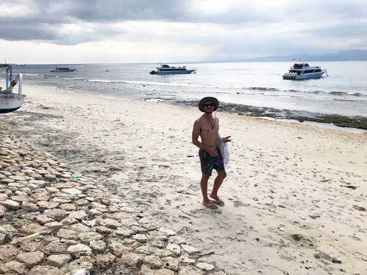 walking on sampalan beach