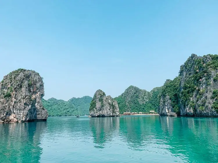 Castaway tour halong bay